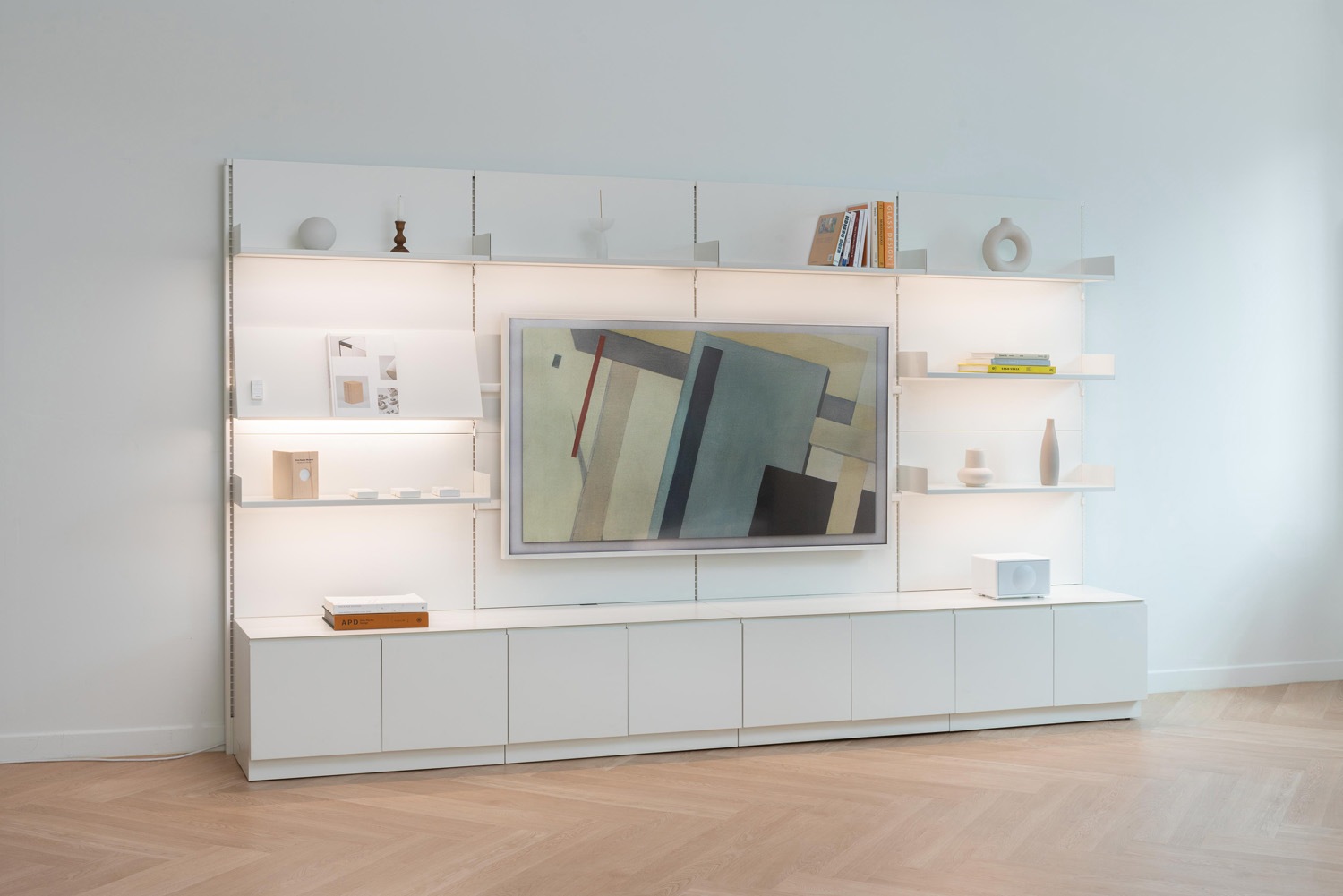 벽에 박지 않는 시스템 모듈가구 시스템000 스탠드형, 삼성TV와 레어로우 시스템000이 만나 새로운 시스템 가구가 출시되었습니다. 기존에 벽에 박아서 설치를 했던 벽부형 포스트와 달리, 새로 출시된 시스템000스탠딩형은 벽에 박지 않고도 삼성 프레임 TV와 시스템000 유닛을 그대로 사용할 수 있는 시스템가구입니다.