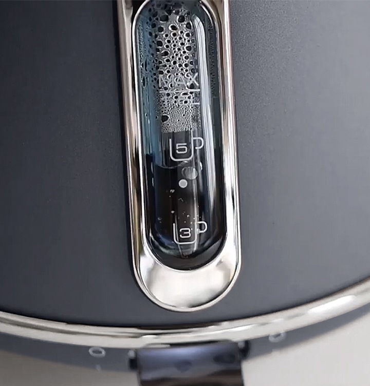 급속 가열 방식으로 빠르게 물이 끓여지는 장면을 보여주고 있습니다.