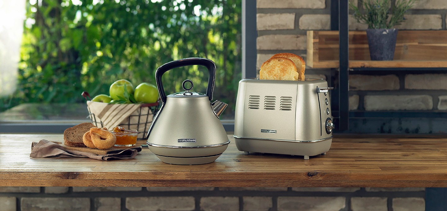 주방에 놓인 이보크 주전자가 보여지고 있습니다.