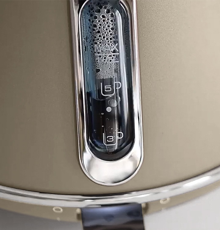 급속 가열 방식으로 빠르게 물이 끓여지는 장면을 보여주고 있습니다.