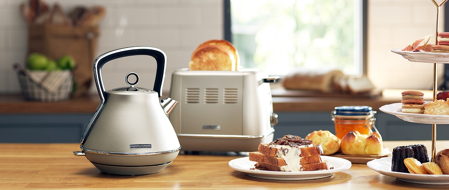 모피리처드 이보크 주전자, 토스터가 보여지고 있습니다.