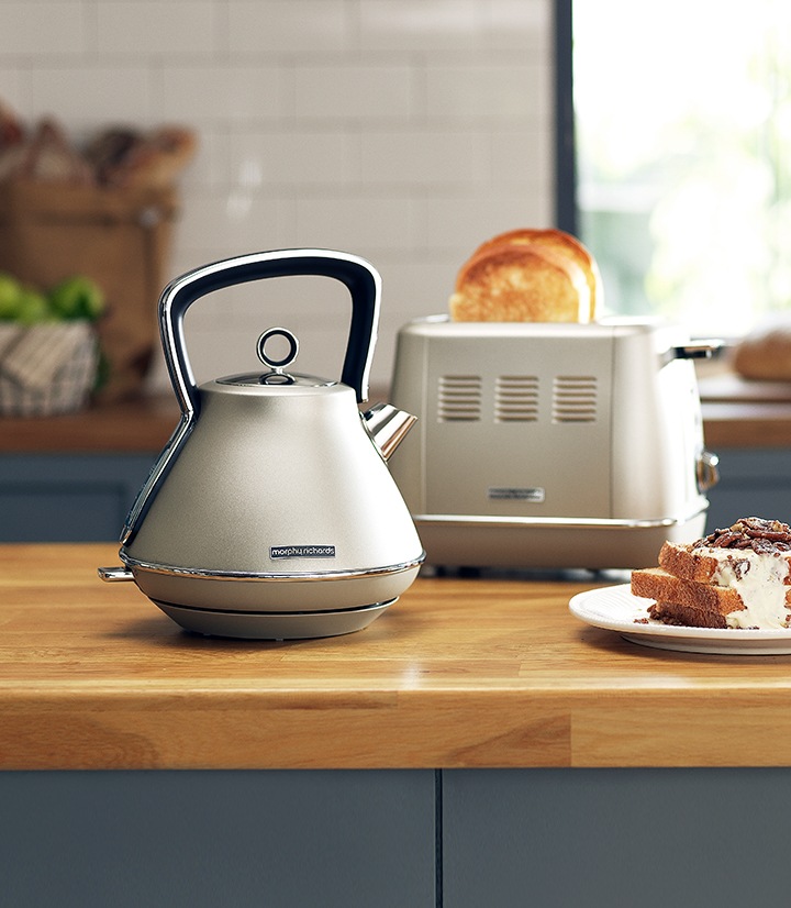 모피리처드 이보크 주전자, 토스터가 보여지고 있습니다.