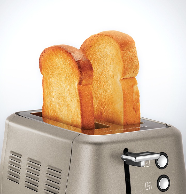 호환성이 높은 넓은 빵 투입구를 보여주고 있습니다.