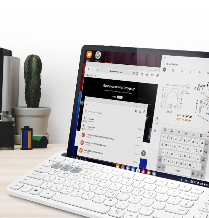 키보드에 거치된 스마트 기기가 보입니다.