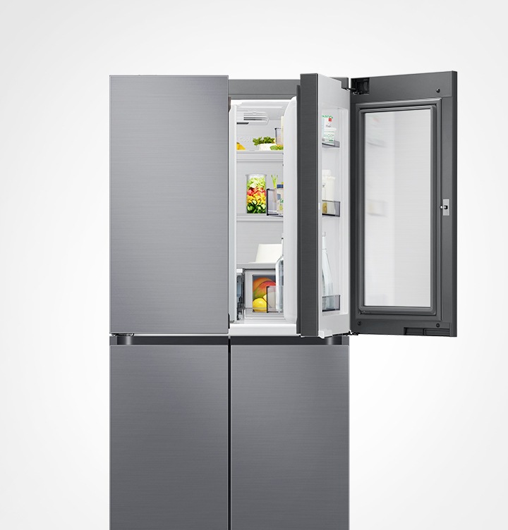 음식이 있는 냉장고의 상칸도어, 푸드쇼케이스가 열려있습니다