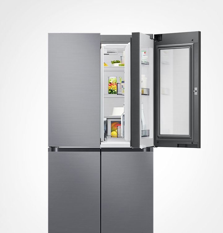 음식이 있는 냉장고의 상칸도어, 푸드쇼케이스가 열려있습니다