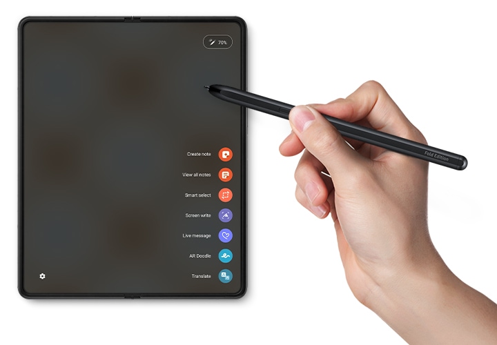 갤럭시 Z 폴드3 5G S펜 폴드 에디션 블랙 제품에 있는 버튼을 눌러 태블릿 화면에 S펜 기능을 띄우는 이미지 입니다. S펜 기능으로는 스마트 셀렉트, 캡처 후 쓰기, 라이브 메세지등이 있습니다.