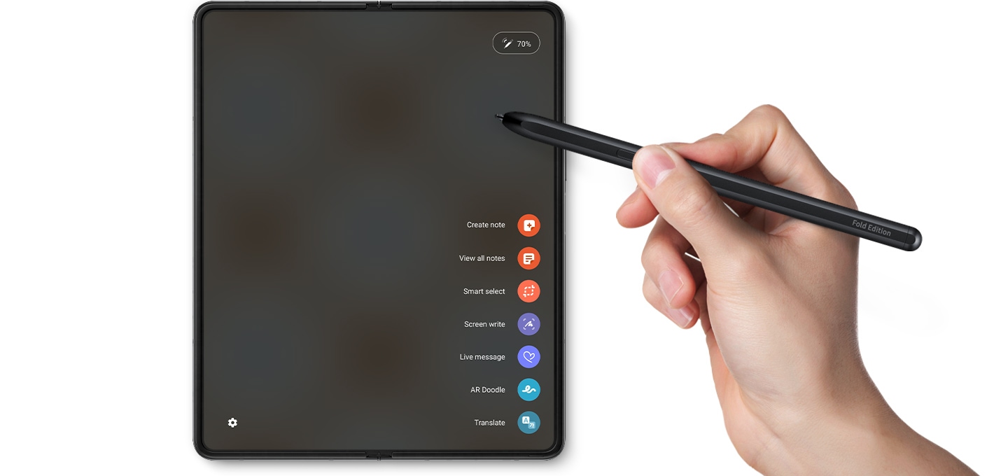 갤럭시 Z 폴드3 5G S펜 폴드 에디션 블랙 제품에 있는 버튼을 눌러 태블릿 화면에 S펜 기능을 띄우는 이미지 입니다. S펜 기능으로는 스마트 셀렉트, 캡처 후 쓰기, 라이브 메세지등이 있습니다.