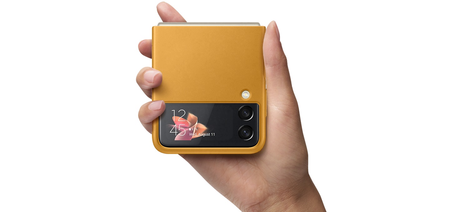 머스터드 색상 제품의 커버를 쥐어진 사진