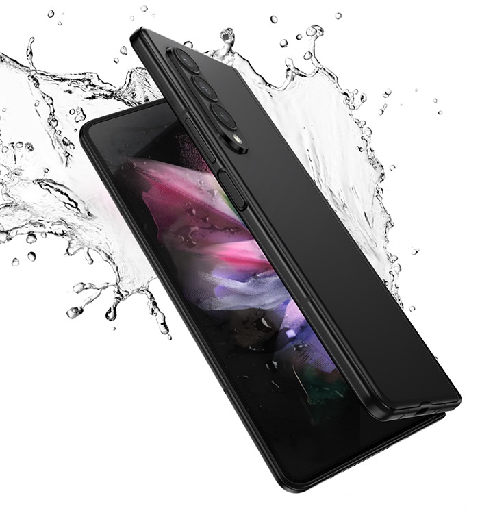 30도 각도로 열린 갤럭시 Z 폴드3 5G 제품 뒷쪽에 물이 뿌려지고 있습니다.