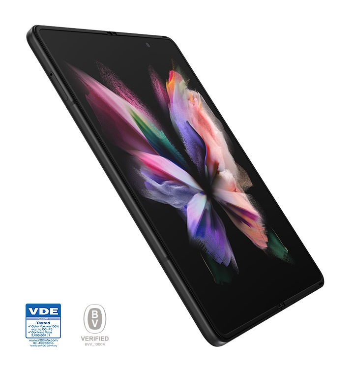 180도로 펼쳐진 갤럭시 Z 폴드3 5G 제품 앞면이 사선으로 보입니다.