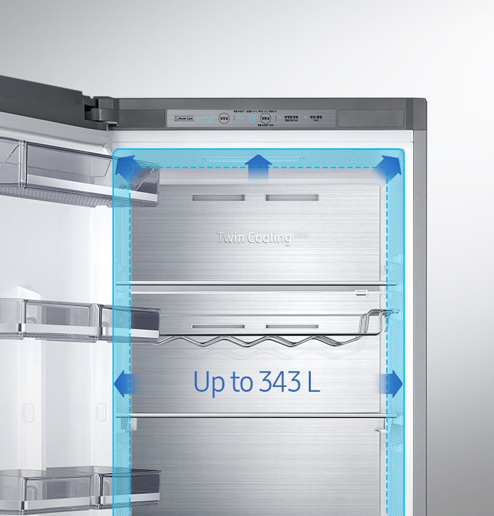 냉장고 문이 열려 있으며 상단이 클로즈업 되어 보입니다. 파란색 화살표가 사방으로 뻗어나가는 이미지컷으로 Space Max 기술을 통해 최대 343L 용량이 커졌음을 보여주고 있습니다.