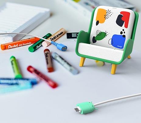 무선 충전기와 케이블 홀더가 장착된 데이터 케이블이 보입니다.