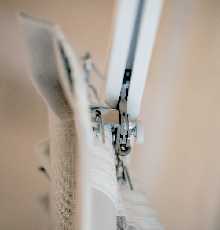 커튼의 고리부분 연결부분을 보여줍니다. 정교하게 보이는 여러 개가 묶여서 하나의 조작부를 이루고 있습니다.