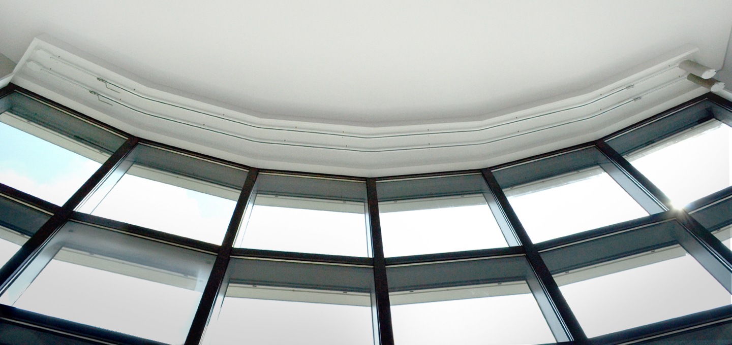 아래에서 위로 커튼이 걸리는 부분을 보여줍니다. 창가위에 공간을 통해 컨튼 걸리는 부분을 볼 수 가있습니다. 창가는 12개로 이루어져 고급스러운 모습이 보입니다.