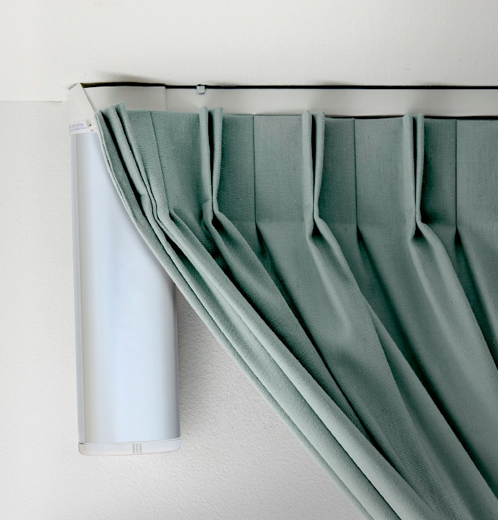 커튼 사이로 가려져있는 전기조작부가 보입니다. 그레이톤의 커튼의 모습이 보입니다.