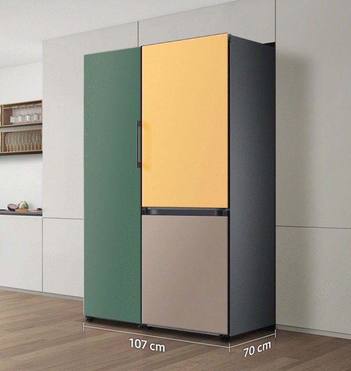 화이트 색상의 냉장고장과 원목 색상의 바닥으로 된 주방이 있으며, 냉장고 장으로 코타 그리너리 1도어 냉장고, 코타 썬 옐로우 상칸, 새틴 토프 하칸으로 구성된 2도어 김치냉장고 페어가 가로 107 cm 깊이 70cm 사이즈의 냉장고장에 딱 맞게 들어가는 모습을 gif 애니메이션 형태로 보여주고 있습니다.