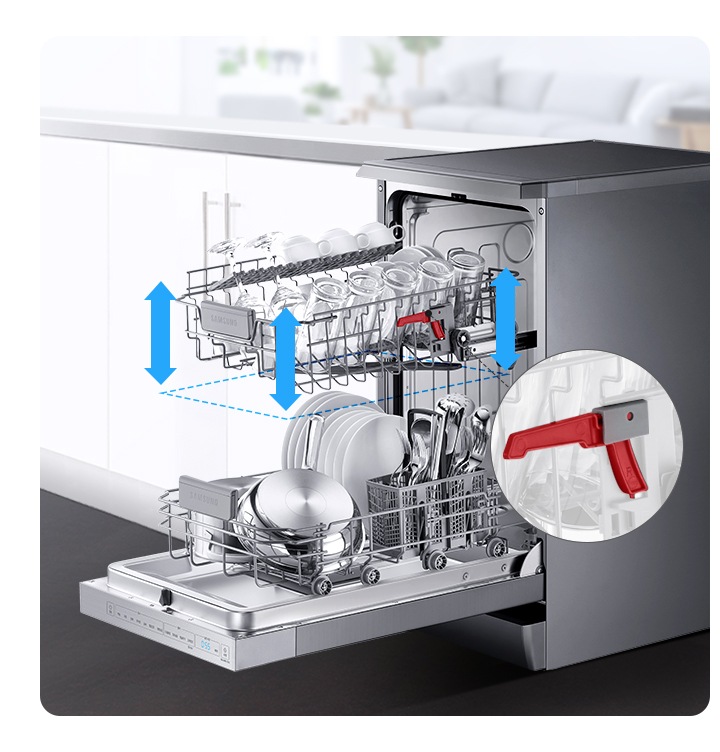 식기세척기 도어가 활짝 열려있고 내부 식기가 보여집니다. 높이 조절이 가능한 식기바구니가 보여집니다.