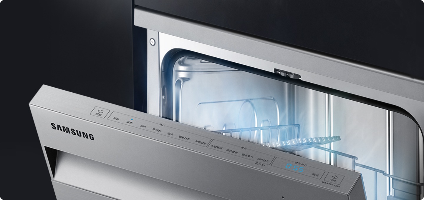 식기세척기 8인용 도어가 살짝 열려 있고 자동 문열림 건조 되는 모습이 보여집니다.