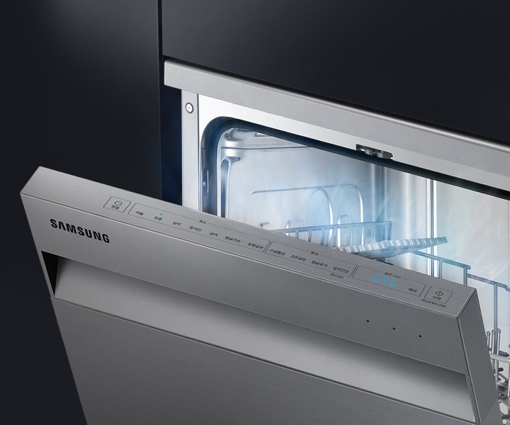 식기세척기 8인용 도어가 살짝 열려 있고 자동 문열림 건조 되는 모습이 보여집니다.