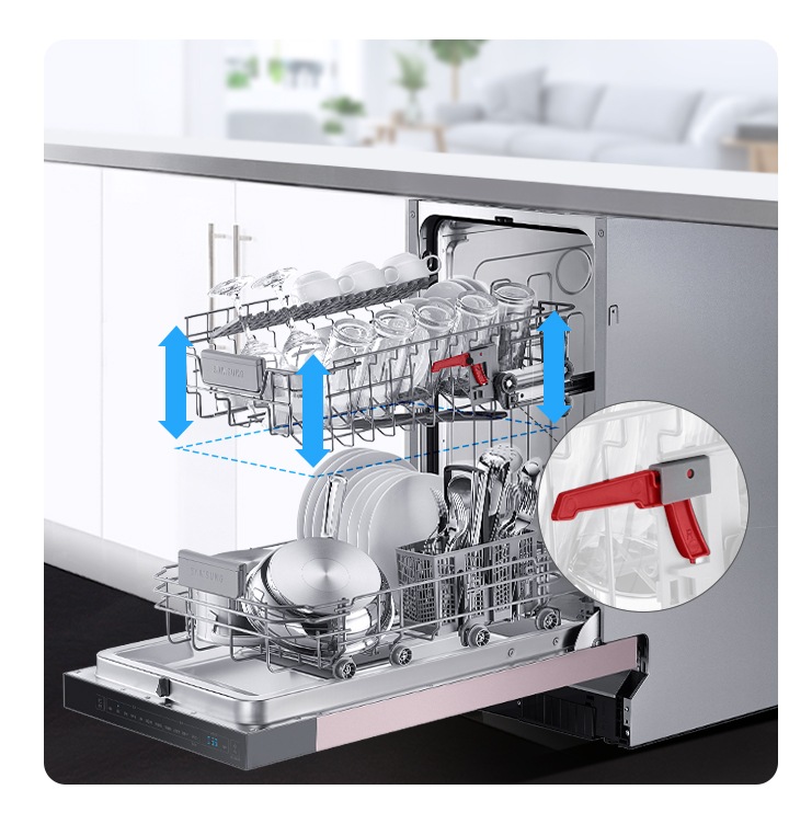 프라임 핑크 컬러의 식기세척기 8인용 도어가 주방 수납장에 빌트인되어있습니다. 식기세척기 도어가 확짝 열려있고 각종 식기가 수납된 바구니가 바깥으로 빠져나와있습니다.  첫 번째 식기 바구니가 위/아래로 움직일 수 있는 모습이 표현되어 있고 높낮이 조절기가 확대되어 보여집니다.
