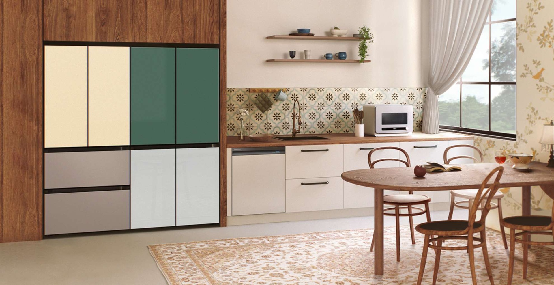 베이지와 우드톤의 인테리어 인테리어 주방과 우드톤으로 이루어진 벽면에 냉장고 4도어 + 김치냉장고 3도어 페어 정면컷이 있습니다. 제품 오른쪽엔 베이지톤의 싱크대, 하부장이 있으며 하부장 위에는 BESPOKE 큐커 화이트 색상이 놓여있습니다. 하부장 앞에는 우드톤의 4인 식탁이 있고 각 자리에 우드톤 의자가 놓여져있습니다.