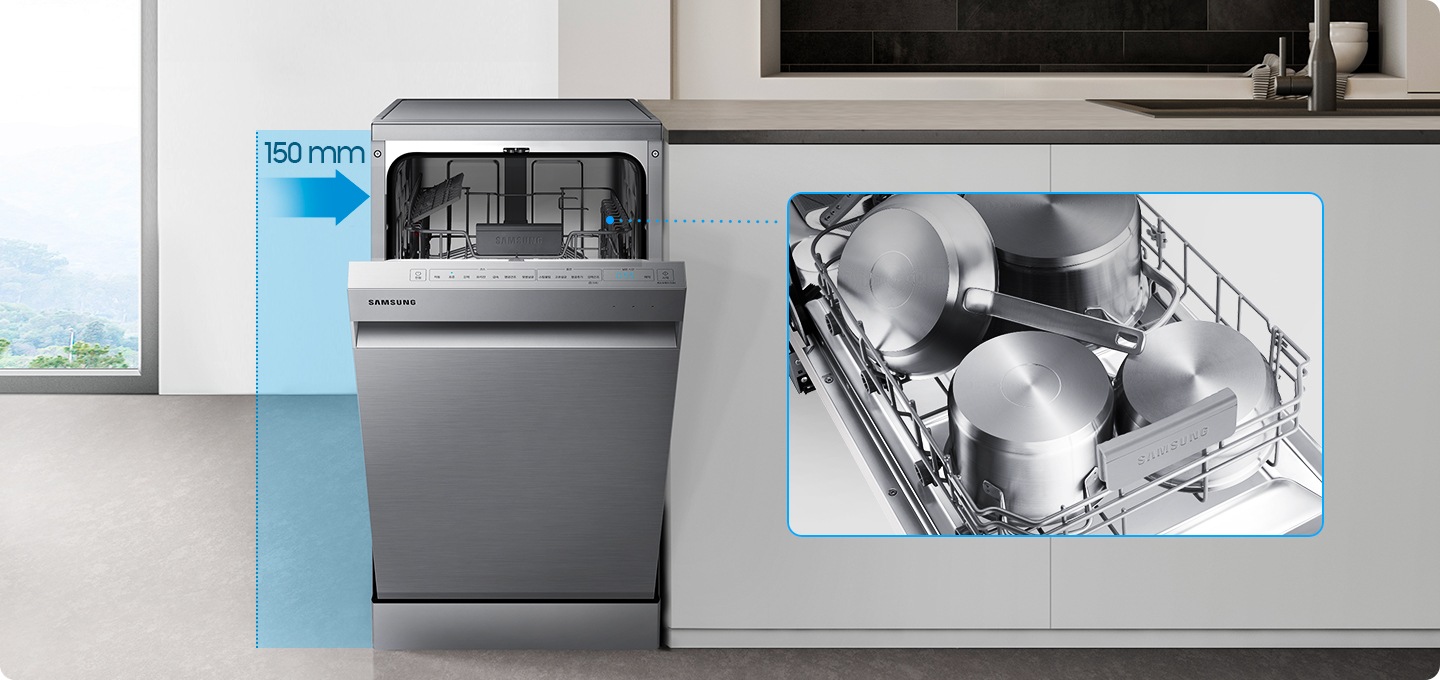 식기세척기 8인용 정면이 보여지고 도어가 살짝 열려 있습니다. 우측에 내부 식기 이미지가 보여집니다.