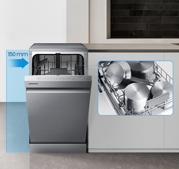 식기세척기 8인용 정면이 보여지고 도어가 살짝 열려 있습니다. 우측에 내부 식기 이미지가 보여집니다.