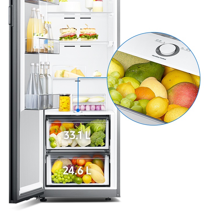 냉장고 도어가 오픈되어 있고 안에 음료와 푸드가 가득 차 있습니다. 우측 동그라미 안에 습도 조절이 가능한 빅박스의 조작부가 확대되어 있습니다. 상단 빅박스 안에는 채소가 가득 들어있고 33.1L 용량이 표기되어 있으며, 하단 빅박스에는 과일이 가득 들어있고 24.6L 용량이 표기되어 있습니다.
