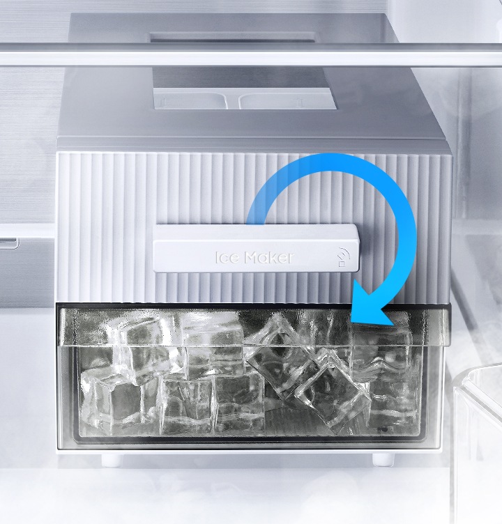 냉동고 트위스트 아이스메이커가 확대되어 있으며 안에 네모난 큐브 아이스가 가득차 있는 제품컷입니다. 아이스메이커 손잡이 부분에 파란색 화살표가 시계방향으로 표시되어 있습니다.