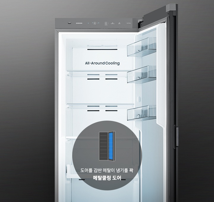 블랙 배경에 김치플러스 1도어 오토오픈형 도어가 열린컷이 중앙에 배치 되어있습니다. 이미지 중앙 하단에 메탈쿨링 관련된 문구와 함께 1도어 오토오픈형 아이콘이 있으며, 아이콘의 도어에 푸른색이 칠해져 있습니다. 하단에 도어를 감싼 메탈이 냉기를 꽉 메탈쿨링 도어 문구가 있습니다.