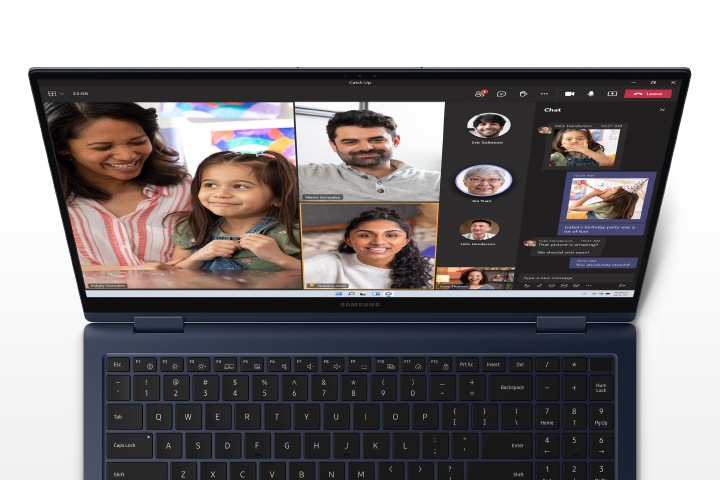 노이즈 캔슬링 기능이 적용되어 외부의 잡음을 제거하여 내 목소리가 상대방에게 깨끗이 전달될 수 있습니다. 뿐만 아니라 Studio 모드를 적용하면 화면 필터를 통해 내 모습을 더 예쁘게 보정할 수도 있습니다.