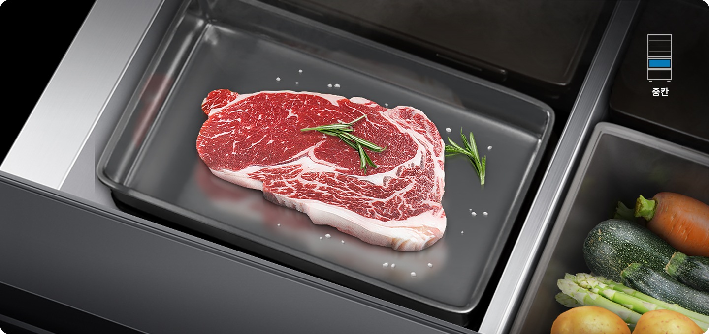 김치냉장고의 열려진 중칸이 확대되어 보여지고 있으며, 중앙에 트레이에 올려진 신선한 고기가 있으며, 우측 하단에는 야채가 일부분 보여집니다. 우측 상단에는 참맛 육류모드는 중칸에서만 가능한 것을 표현하기 위해 김치냉장고 아이콘에 중칸만 파랑색으로 표기되어 있고, 아래 중칸 이라는 텍스트가 있습니다.