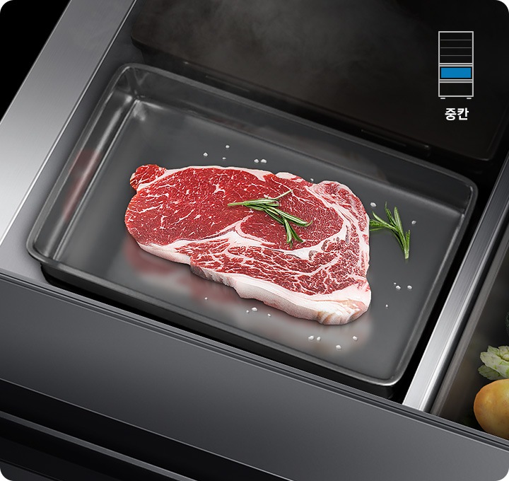 김치냉장고의 열려진 중칸이 확대되어 보여지고 있으며, 중앙에 트레이에 올려진 신선한 고기가 있으며, 우측 하단에는 야채가 일부분 보여집니다. 우측 상단에는 참맛 육류모드는 중칸에서만 가능한 것을 표현하기 위해 김치냉장고 아이콘에 중칸만 파랑색으로 표기되어 있고, 아래 중칸 이라는 텍스트가 있습니다.