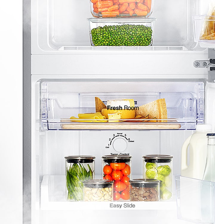 냉장고 냉동실 아랫부분과 냉장실 윗부분이 확대되어 있습니다. 각종 푸드가 들어있는 내상컷으로 중간에 여러 종류의 치즈가 들어있는 Fresh Room의 모습이 나와있습니다.