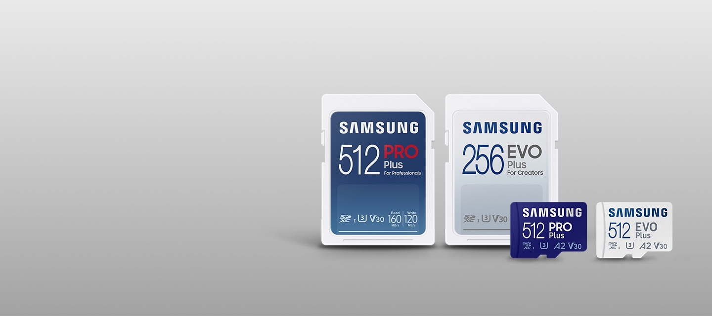 좌측에 메모리카드 512 GB PRO Plus, 우측에는 256 GB EVO Plus가 놓여 있고, 앞에는 파란색의 512 GB PRO Plus와 흰색의 512 GB EVO Plus가 있습니다.