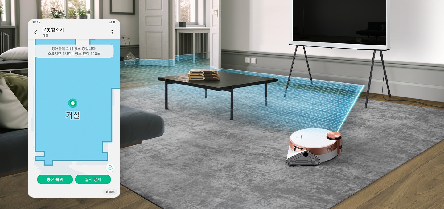 회색 바닥의 거실에 탁자와 티비가 놓여져 있는 배경에 제트 봇이 라이다 센서를 이용하여 스캔하는 모습을 연출하였습니다.화면 왼쪽에는 전용 앱 화면에 거실 공간을 맵핑하는 모습이 보입니다.