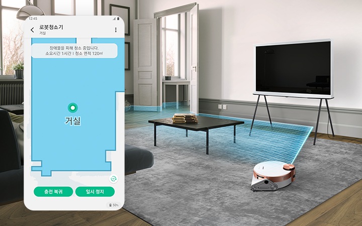 회색 바닥의 거실에 탁자와 티비가 놓여져 있는 배경에 제트 봇이 라이다 센서를 이용하여 스캔하는 모습을 연출하였습니다.화면 왼쪽에는 전용 앱 화면에 거실 공간을 맵핑하는 모습이 보입니다.