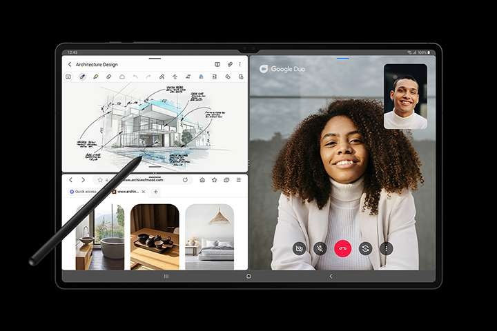 갤럭시 탭 S8 시리즈의 울트라 와이드 화면 안에 화상통화를 하는 여성의 모습이 있습니다. 곧 화면이 축소되며 세 개의 창으로 분할됩니다. 왼쪽 상단의 창은 건축 스케치가 그려져있으며 왼쪽 하단은 세 가지 장식 자료가 있습니다.화면 오른쪽의 큰 화면은 첫 화면의 여성의 모습과 함께 통화하는 남성의 모습이 있습니다.