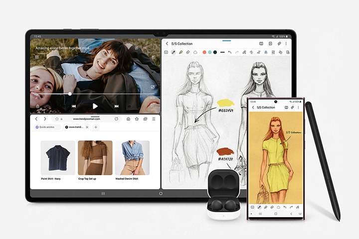 갤럭시 탭 S8 시리즈 화면이 세 개로 나뉘어져 있습니다. 왼쪽 상단에는 세 명의 사람들이 풀밭에 누워있는 영상이 재생중입니다. 왼쪽 하단에는 쇼핑 사이트가 펼쳐져 있습니다. 우측 화면에는 디자인 스케치가 있습니다. 갤럭시 탭 S8 시리즈의 오른쪽 하단에는 갤럭시 버즈2가 있으며 바로 오른쪽에는 디자인 스케치가 그려진 갤럭시 S22 울트라와 S펜이 세워져 있습니다.