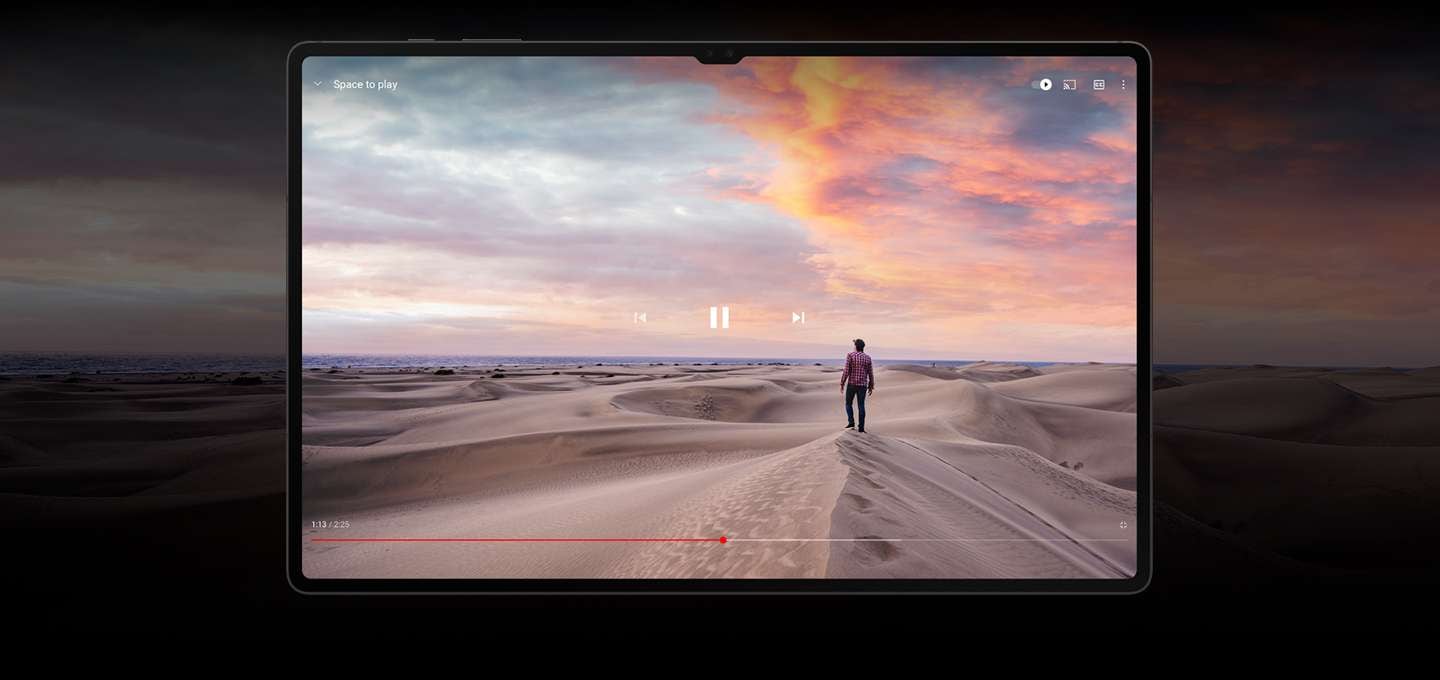 사막을 혼자 걷는 남자의 유튜브 영상이 갤럭시 탭 S8 시리즈의 울트라 와이드 스크린에 스트리밍되고 있습니다.