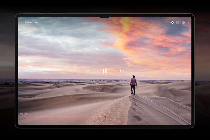 사막을 혼자 걷는 남자의 유튜브 영상이 갤럭시 탭 S8 시리즈의 울트라 와이드 스크린에 스트리밍되고 있습니다.
