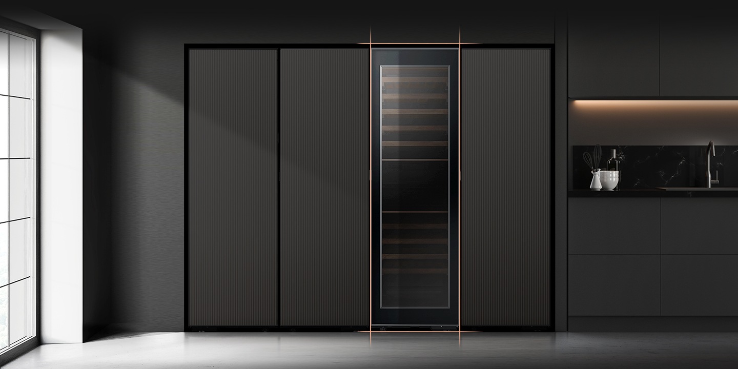 타임리스 그레이지 패널이 장착된 인피니트 라인 1도어 냉장/냉동/김치 모델과 와인냉장고가 조합되어 있습니다.