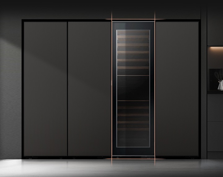 타임리스 그레이지 패널이 장착된 인피니트 라인 1도어 냉장/냉동/김치 모델과 와인냉장고가 조합되어 있습니다.