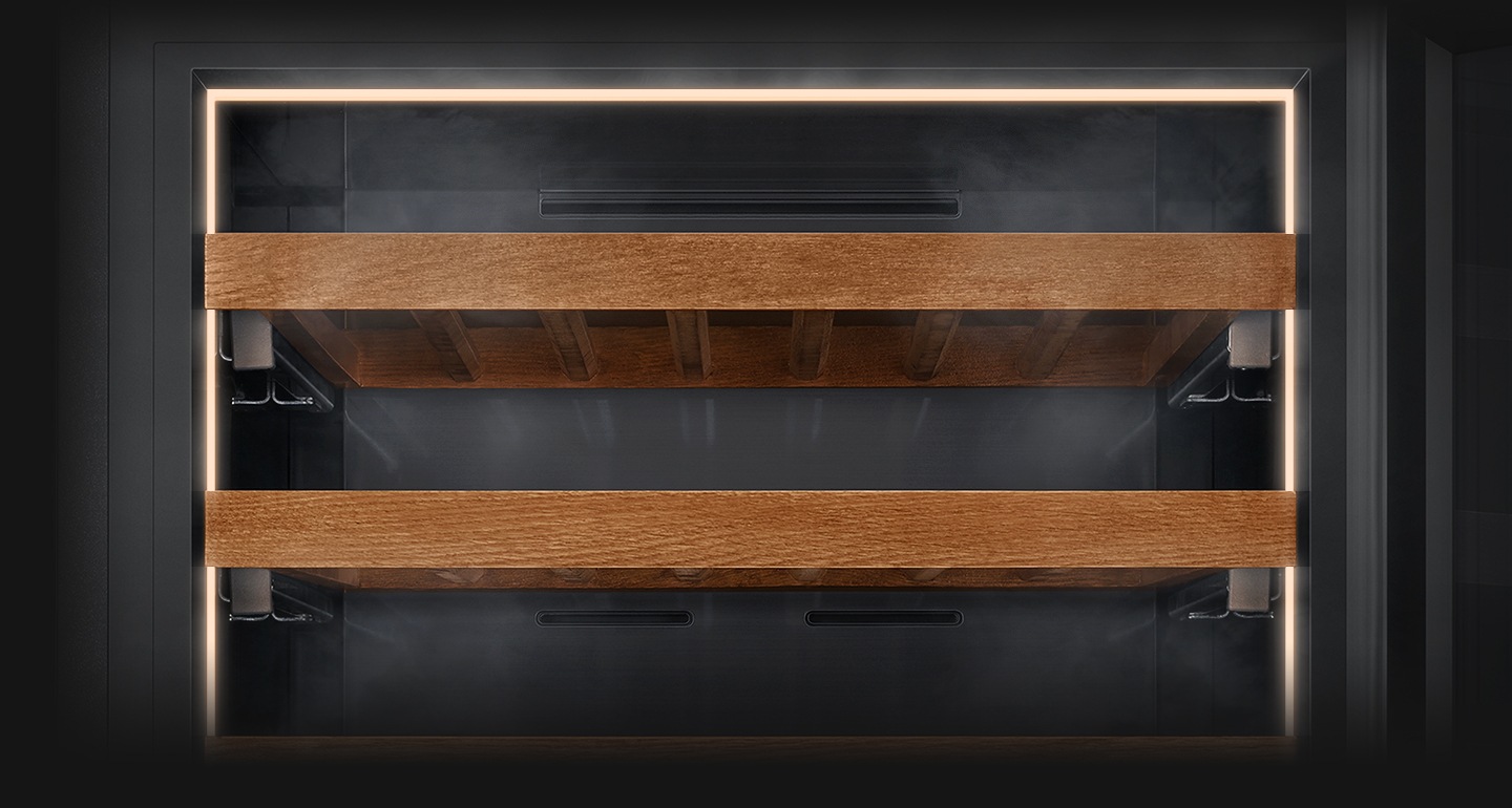 냉기가 느껴지는 냉장고 내상 이미지가 보입니다.