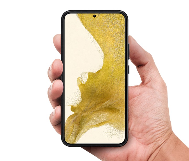 갤럭시 S22 스마트 클리어 뷰 커버(항균) 제품에 갤럭시 기기가 장착되어 있으며 손으로 잡고 있는 모습이 보여집니다.