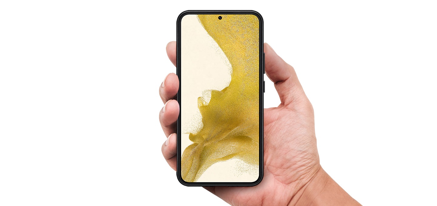 갤럭시 S22 스마트 클리어 뷰 커버(항균) 제품에 갤럭시 기기가 장착되어 있으며 손으로 잡고 있는 모습이 보여집니다.