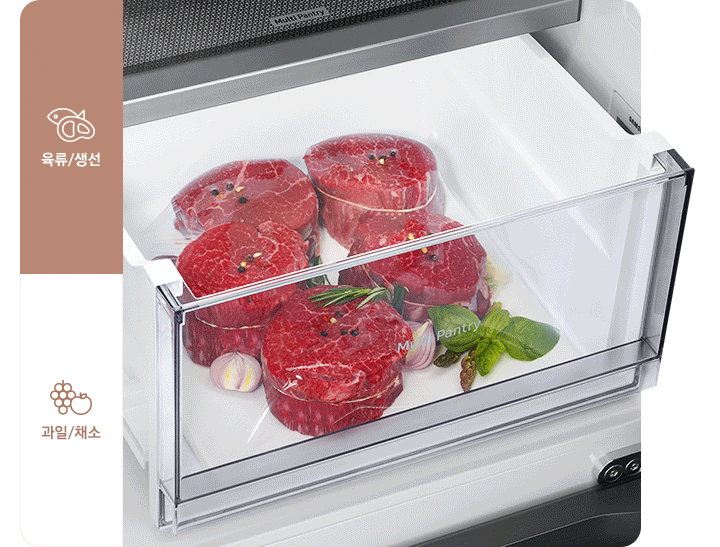 멀티 팬트리에 차례대로 육류와 과일이 담긴 확대 내상컷이 gif로 보여지고 왼쪽에는 아이콘이 나열되어있습니다. '육류/생선'문구와 생선/고기 아이콘, '과일/채소' 문구와 포도/사과 아이콘 순서입니다.