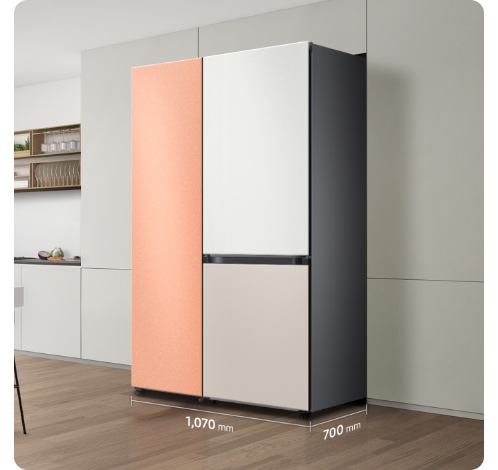 전체 가로길이 1,070 mm, 깊이 700 mm크기의 상칸 새틴 화이트+하칸 새틴 베이지 패널의 2도어 냉장고와 코타 이브닝 코랄 패널의 1도어가 가구장에 딱 맞게 들어가는 gif 이미지입니다.