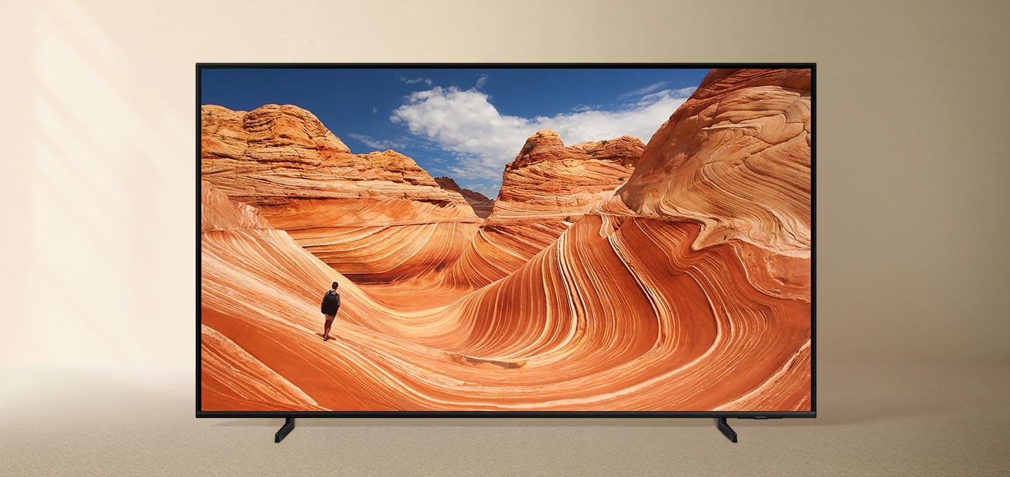 QLED QB65 제품 정면 이미지가 보입니다. 화면에는 붉은 사막 풍경과 남성이 서 있는 모습이 보입니다.